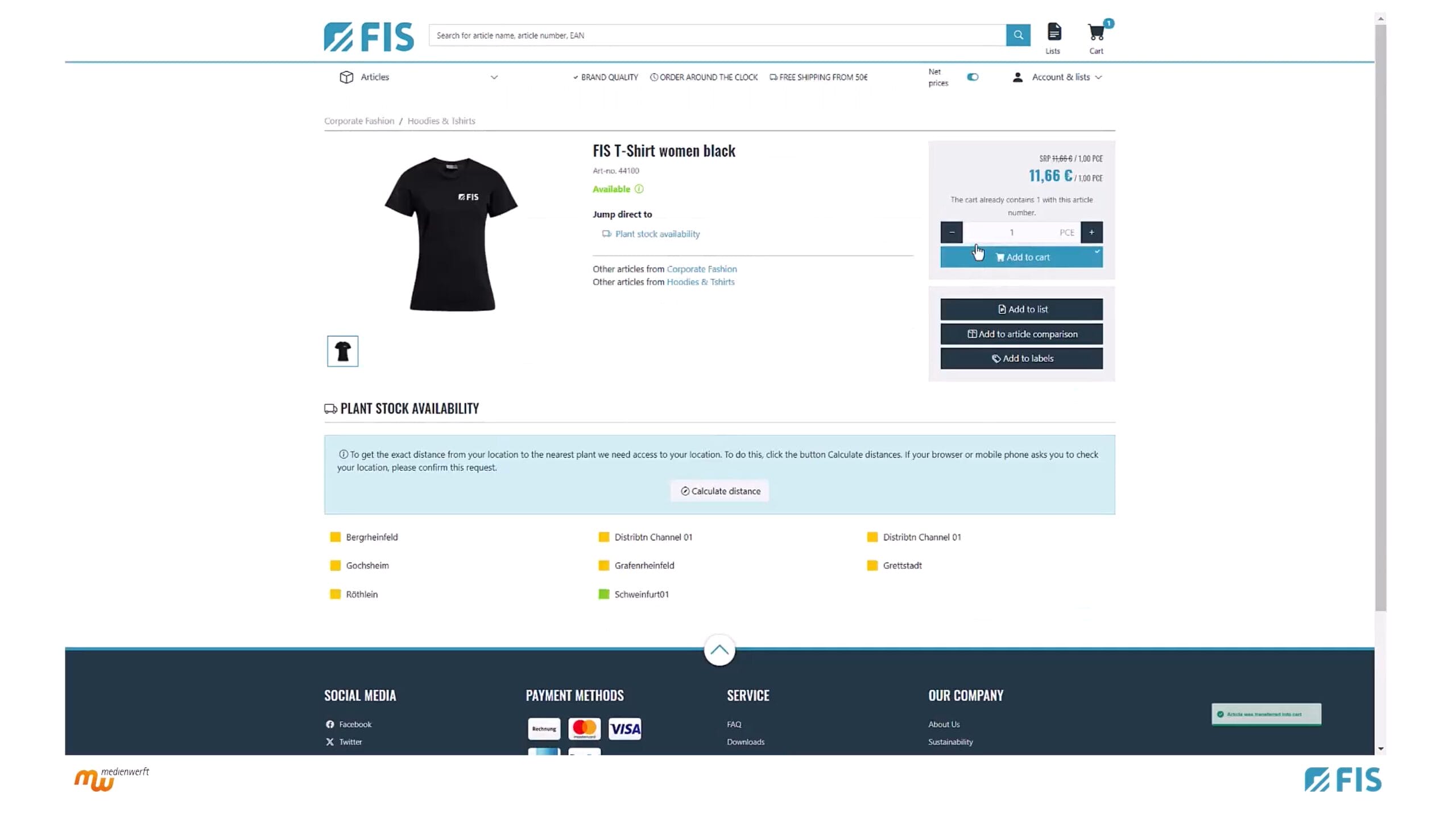 Produktseite im FIS-Onlineshop für ein schwarzes Damen-T-Shirt mit FIS-Logo. Das Shirt ist als verfügbar markiert und kostet 11,66 € pro Stück. Nutzer können die gewünschte Menge über Plus-/Minus-Buttons anpassen und das Produkt in den Warenkorb legen oder zu Listen, Labels oder einem Artikelvergleich hinzufügen. Unter dem Abschnitt „Plant Stock Availability“ kann per Button die Entfernung zum nächstgelegenen Standort berechnet werden. Unten werden verschiedene Standorte wie Schweinfurt, Gochsheim oder Grafenrheinfeld zur Auswahl angezeigt. Die Seite enthält zusätzlich Navigationsleisten für Social Media, Zahlungsmethoden, Service und Unternehmensinfos.








