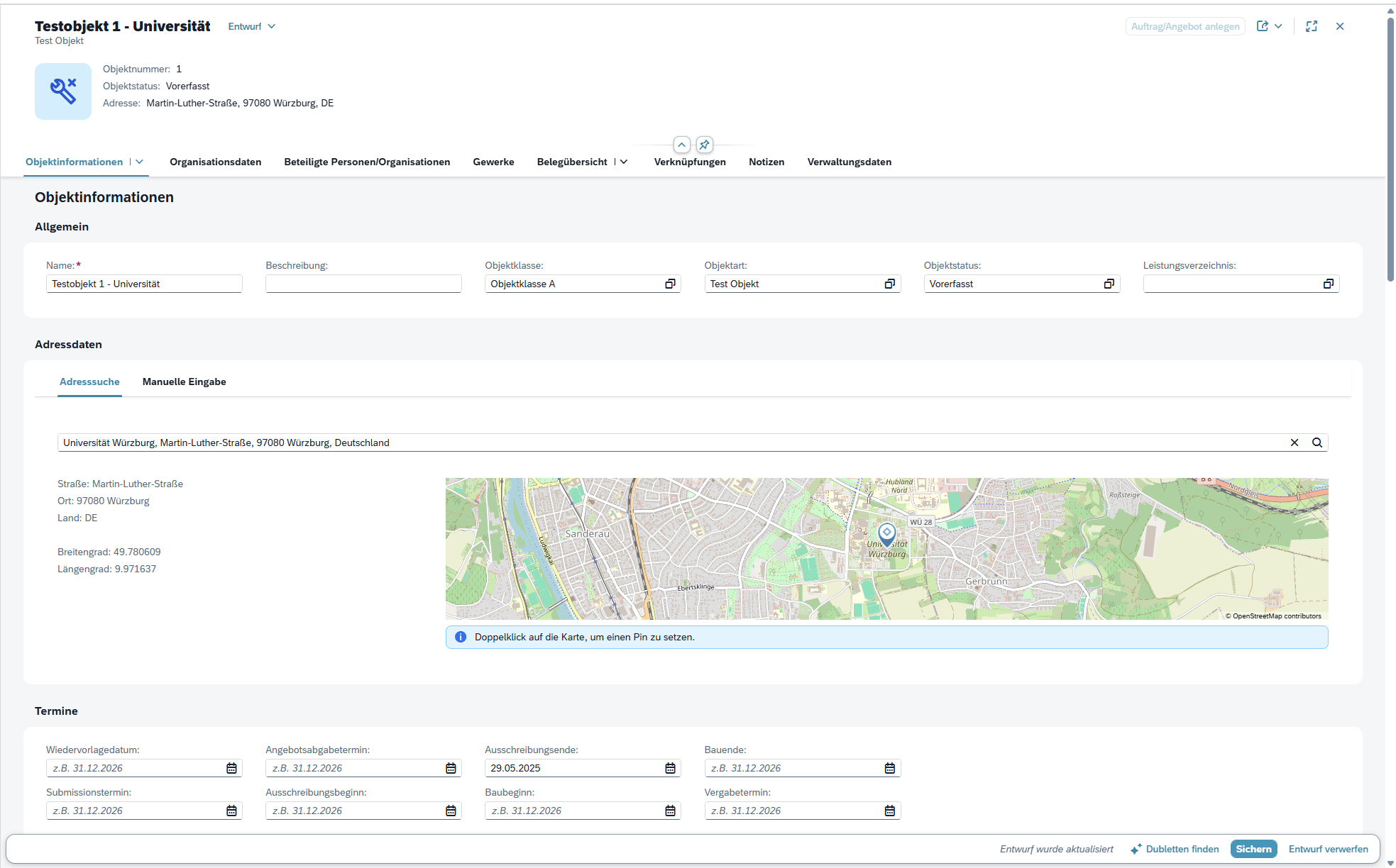 Screenshot einer Webanwendung zur Objektverwaltung. Oben links wird der Datensatz „Testobjekt 1 - Universität“ (Status: Entwurf, Objektnummer: 1, Würzburg) angezeigt. Der aktive Reiter „Objektinformationen“ gliedert sich in drei Abschnitte: Im Bereich „Allgemein“ sind Eingabefelder für Name, Beschreibung, Objektklasse, Objektart und Status platziert. Der Bereich „Adressdaten“ zeigt das Suchfeld mit der Adresse „Universität Würzburg“, Adressdetails, Koordinaten sowie eine OpenStreetMap-Karte mit Standort-Pin. Darunter befinden sich im Bereich „Termine“ mehrere Datumsfelder (u. a. Ausschreibungsende, Bauende, Vergabetermin). Am unteren rechten Rand stehen Schaltflächen für „Dubletten finden“, „Sichern“ und „Entwurf verwerfen“ bereit.