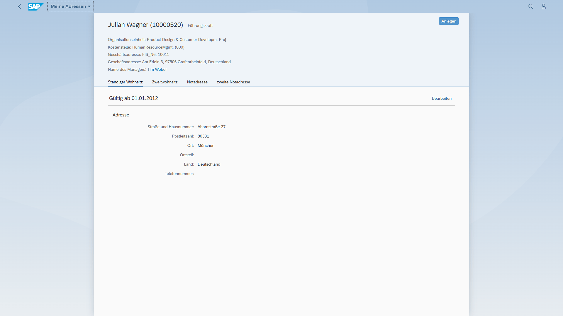 Desktopansicht der SAP HCM Oberfläche „Meine Adressen“ für den Mitarbeiter Julian Wagner. Angezeigt wird der ständige Wohnsitz mit Adresse: Ahornstraße 27, 80331 München, Deutschland. Weitere Informationen wie organisatorische Einheit, Geschäftsadresse und der Name des Managers sind im oberen Bereich einsehbar. Tabs für Zweitwohnsitz, Notadresse und zweite Notadresse sind auswählbar. Rechts oben befindet sich ein Button zum Anlegen neuer Adressen.
