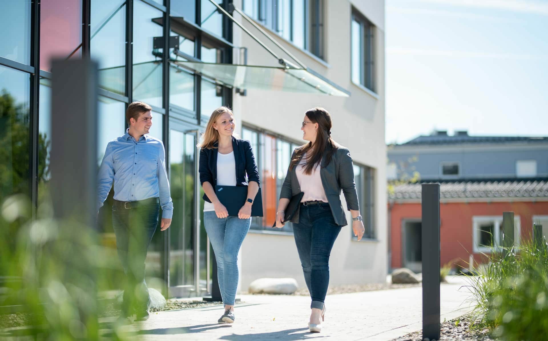 Entry opportunities for young professionals | Direct entry at FIS